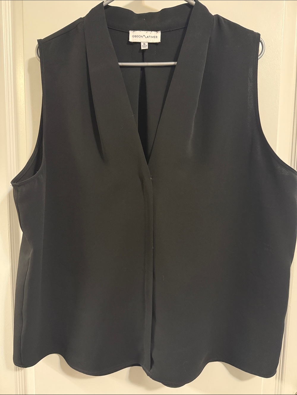 Gibson Latimer Black V-Neck Sleeveless Shell Blouse
